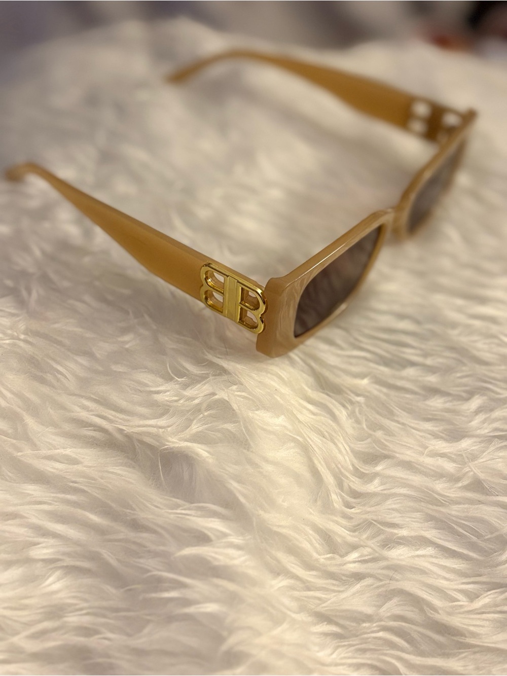 Classic Rectangular Women's Sunglasses in Beige - Picture 5 of 7